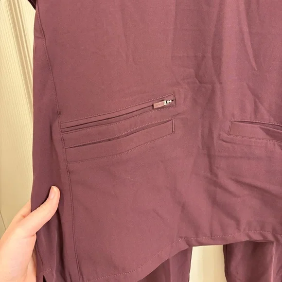 NWT Ariat Clara 6 Pocket Burgundy Scrub Top Size M - Picture 5 of 9